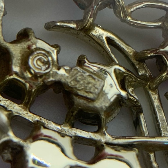 CORO FLORAL RED AURORA BOREALIS AB FLOWERS LEAVES Goldtone Vintage SIGNED 2-1/4" - Picture 10 of 14